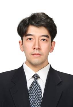 图片包含 人员, 西装, 男士, 领带描述已自动生成